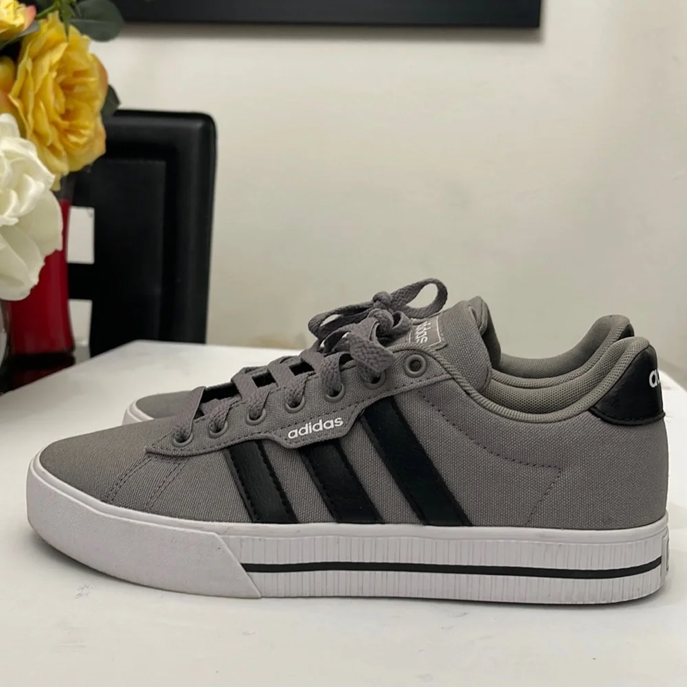ADIDAS DAILY DOVE GREY 3.0 CASUAL SNEAKERS MENS-BOYS SIZE 6.5. WOMANS SIZE 8 - Picture 1 of 16